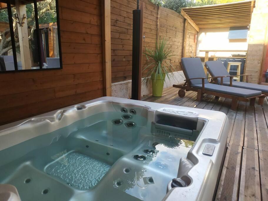 Studio Jacuzzi Prive A 8 Min A Pied De La Plage Apartment La Ciotat Ngoại thất bức ảnh