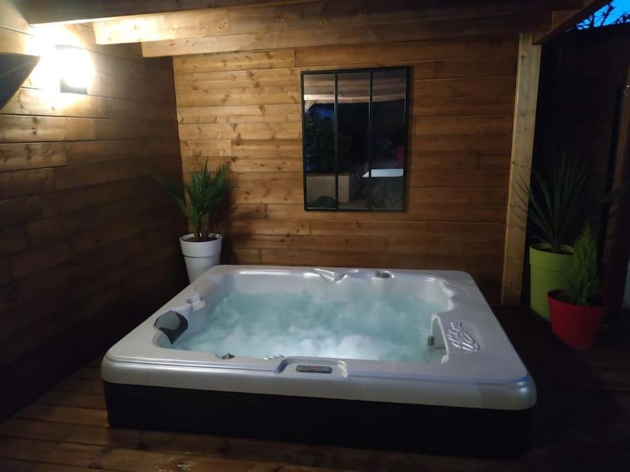 Studio Jacuzzi Prive A 8 Min A Pied De La Plage Apartment La Ciotat Ngoại thất bức ảnh